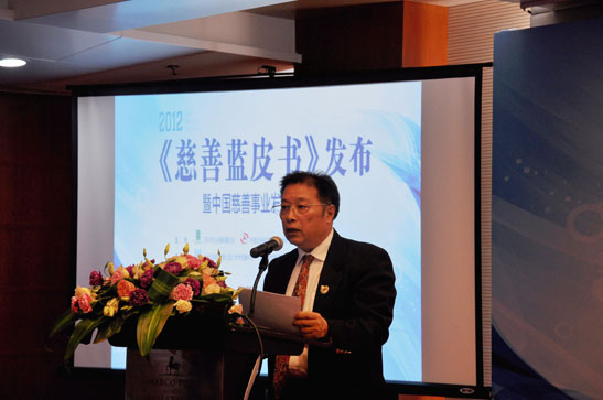 2012年7月12日，在首届中国公益慈善项目交流展示会上，基金会主办2012年《慈善蓝皮书》发布暨中国慈善事业发展研讨会，图为麦庆泉理事长在会上致辞